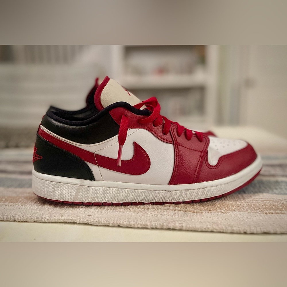 Jordan 1 low reverse black toe